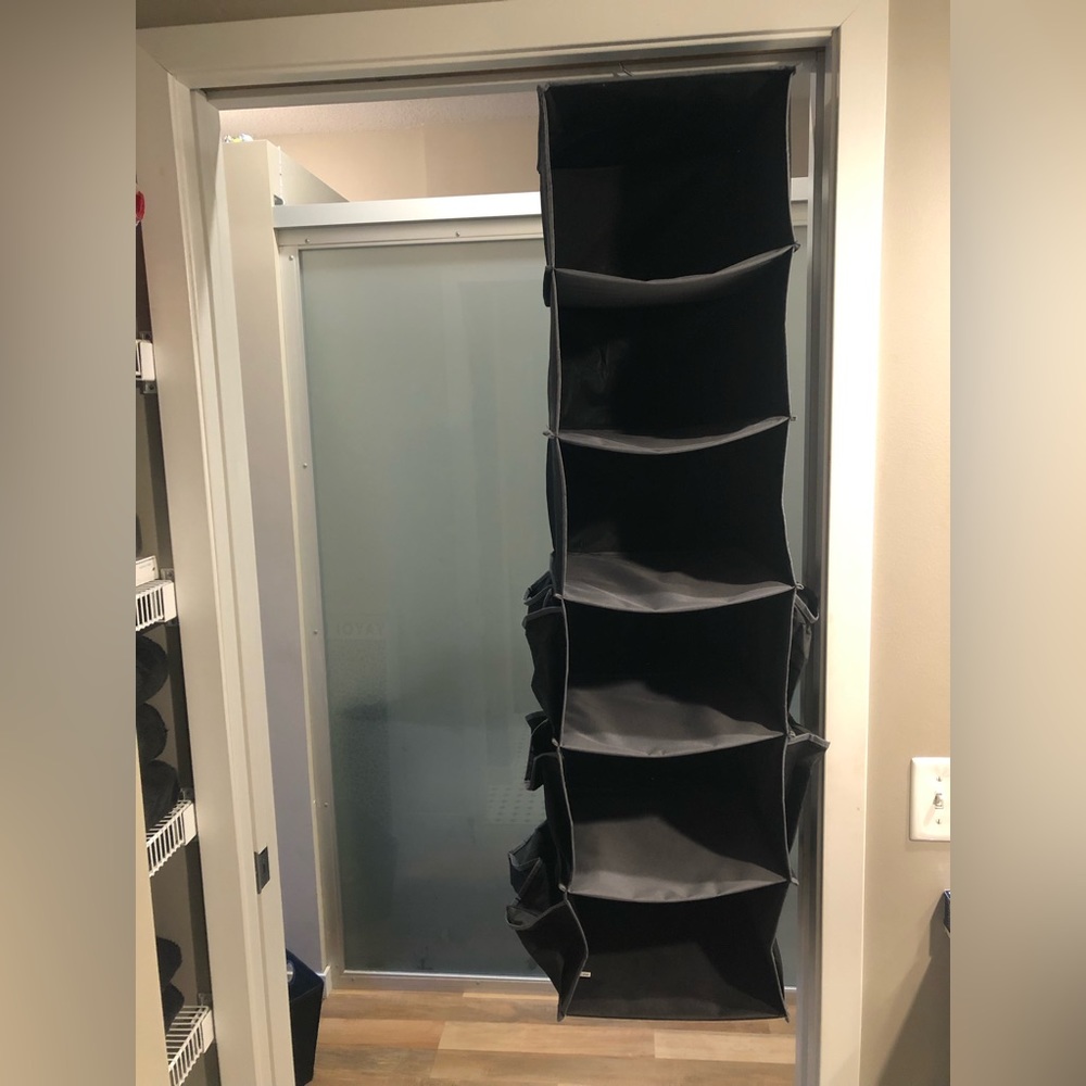 Hanging storage unit